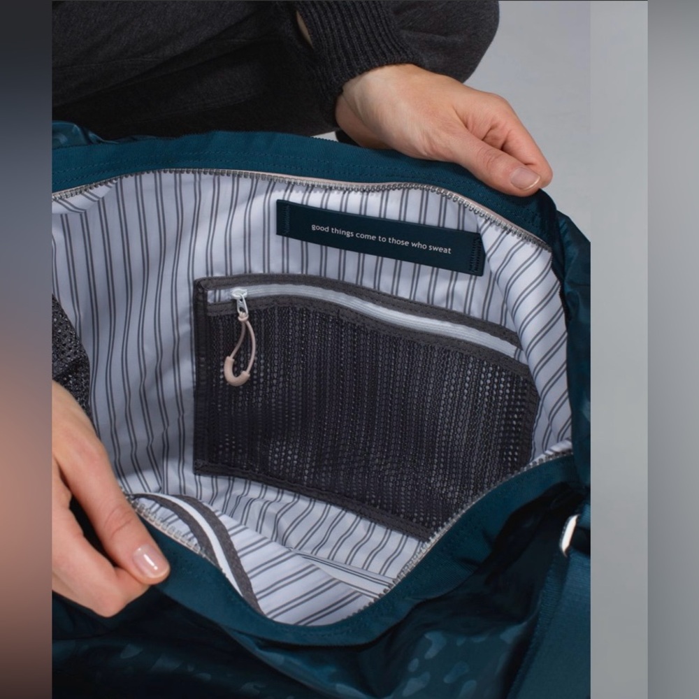 Lululemon Resolution Hobo View 2